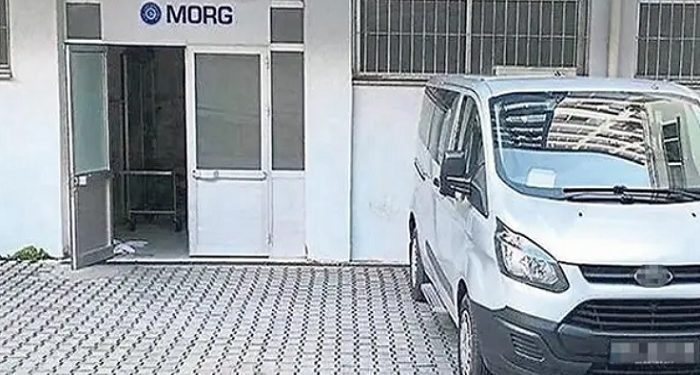 Hastane morgunda görevli imam, tabut çaktığı keserle polislere saldırdı