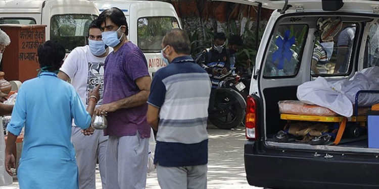 Hindistan'da Kovid-19 salgınında 4 bin 529 can kaybıyla en yüksek günlük ölüm kaydedildi