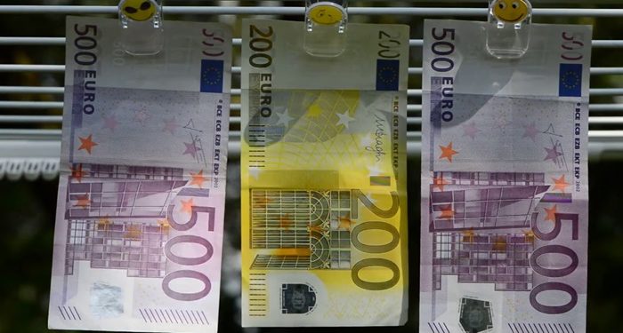 Hollanda’da Türk milyardere ait bankaya para aklama suçlaması