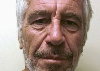 Hücresinde intihar eden Epstein'i izlemekle görevli gardiyanlar kayıtları değiştirdiklerini kabul etti