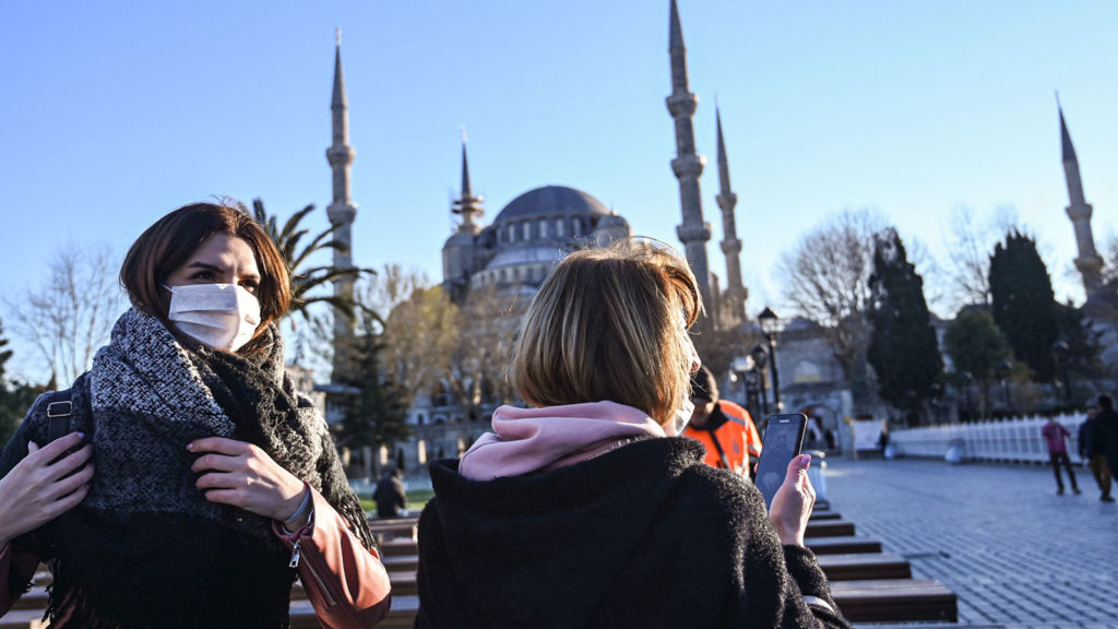 Kırmızı listedeki ülkelerden Britanya'ya dönünce karantinaya girmek istemeyen İngilizler, Türkiye'ye uğruyor; "Fazladan tatil oluyor"