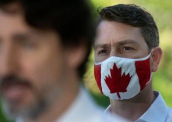 Kanada'da parlamento oturumuna yanlışlıkla çıplak katılan milletvekili, bu sefer de tuvaletteyken bağlandı!