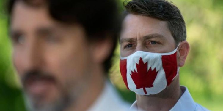 Kanada'da parlamento oturumuna yanlışlıkla çıplak katılan milletvekili, bu sefer de tuvaletteyken bağlandı!