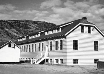 Kanada&rsquo;da kapatılan yatılı okulda 215 &ccedil;ocuğun g&ouml;m&uuml;ld&uuml;ğ&uuml; toplu mezar bulundu