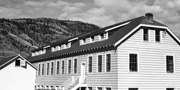 Kanada’daki yerli okulunda 215 çocuğun gömülü olduğu toplu mezar bulundu