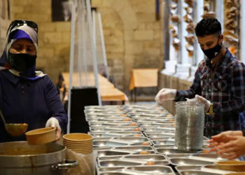 Kapalı alan yasağı olan İspanya'da Katolik kilisesi, Müslümanlar için iftar veriyor: 'Hepimiz aynıyız'