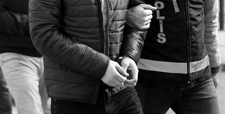 Kendisine ceza kesen polisleri görüntüleyen kişiye gözaltı