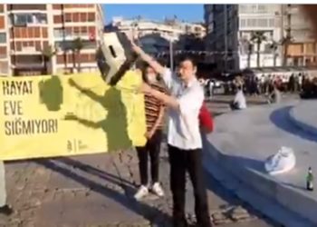 Kepenk indiren esnaf için ortak eylem: Yazar kasa fırlatıp, kırdılar