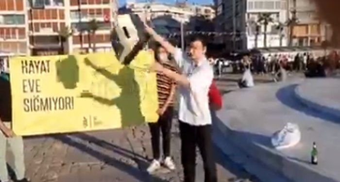 Kepenk indiren esnaf için ortak eylem: Yazar kasa fırlatıp, kırdılar