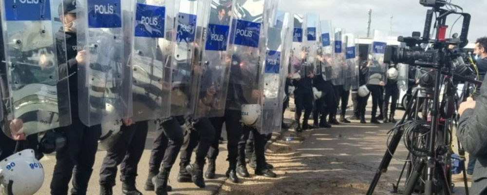 Kobane davası: Salonda polis barikatı, gazetecilere duruşma yasağı