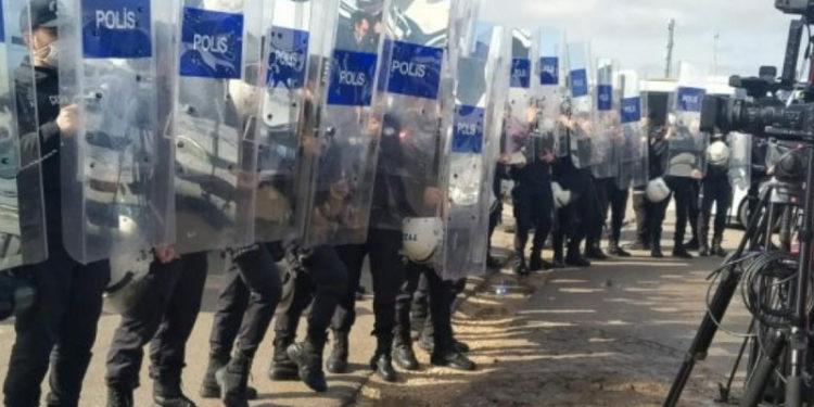 Kobane davası: Salonda polis barikatı, gazetecilere duruşma yasağı