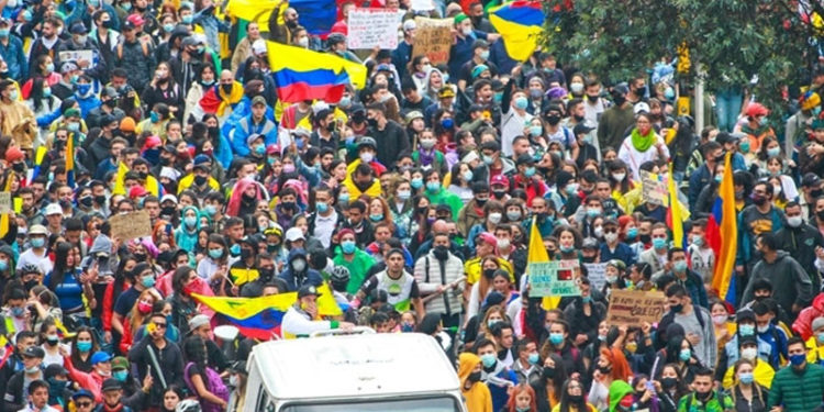 Kolombiya Devlet Başkanı hükümet karşıtı gösterileri görüşmek için muhalefet liderleriyle bir araya geldi