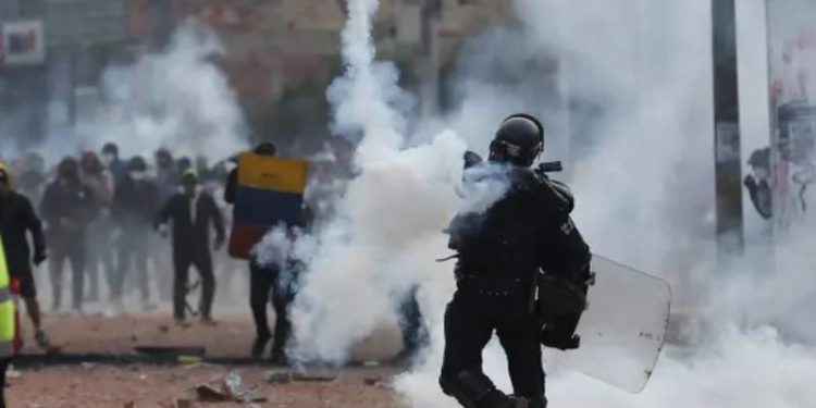 Kolombiya'da hükûmet karşıtı protestolar birinci ayını doldururken 4 kişi daha öldürüldü