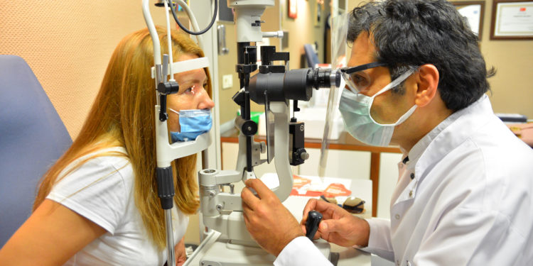 Koronavirüs göz sağlığını da tehdit ediyor!