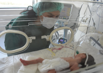 Koronavirüs nedeniyle entübeyken dünyaya getirdiği kızına ilk kez dokundu