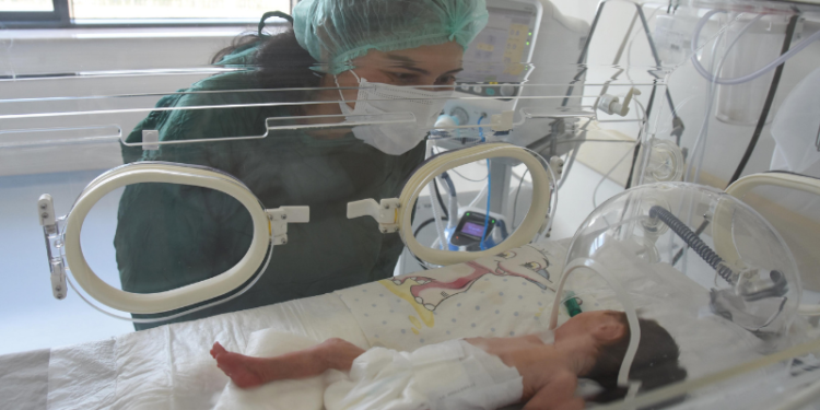 Koronavirüs nedeniyle entübeyken dünyaya getirdiği kızına ilk kez dokundu