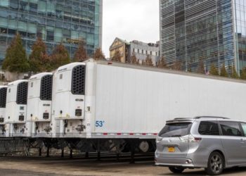 Kovid-19’dan ölen yüzlerce kişinin cesedi 1 yıldır kamyonlarda bekletiliyor