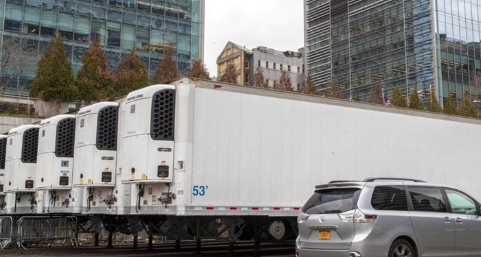 Kovid-19’dan ölen yüzlerce kişinin cesedi 1 yıldır kamyonlarda bekletiliyor