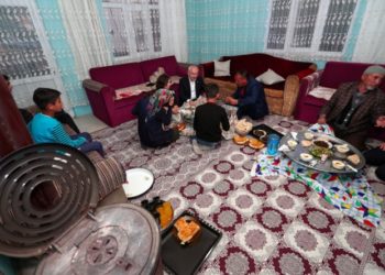 Kılıçdaroğlu, linç girişiminde evlerine sığındığı aileyle iftar yaptı