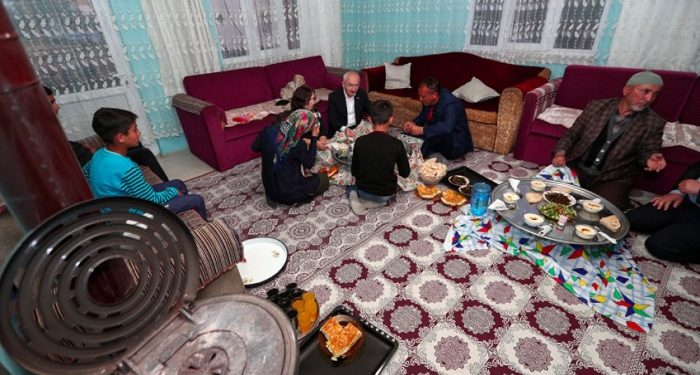 Kılıçdaroğlu, linç girişiminde evlerine sığındığı aileyle iftar yaptı