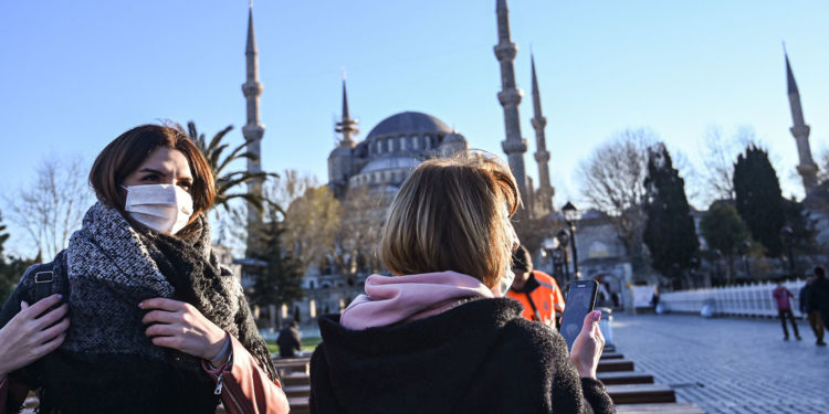 Kırmızı listedeki ülkelerden Britanya'ya dönünce karantinaya girmek istemeyen İngilizler, Türkiye'ye uğruyor; "Fazladan tatil oluyor"