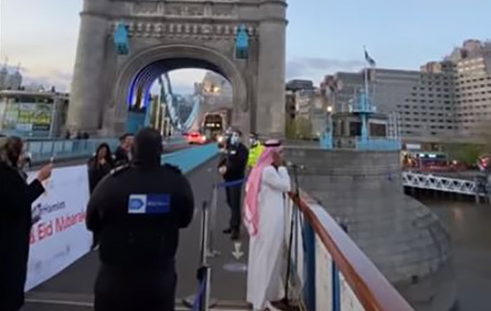 Londra’daki Tower Bridge Köprüsü’nden Kabe Ezanı