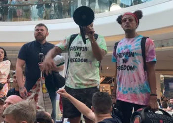 Londra'da aşı karşıtları AVM bastı