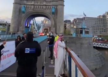 Londra’daki Tower Bridge Köprüsü’nden Kabe Ezanı