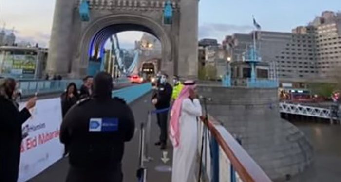 Londra’daki Tower Bridge Köprüsü’nden Kabe Ezanı