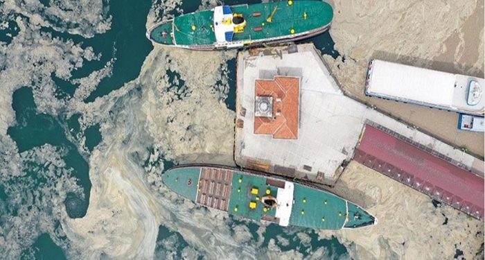 Marmara denizini ‘salya’ kapladı