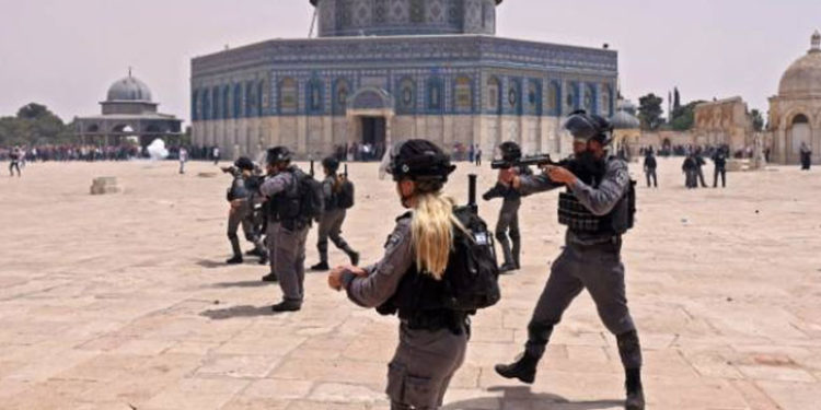 Mescid-i Aksa çevresinde ateşkesi kutlayan Filistinlilere İsrail polisinden biber gazlı müdahale