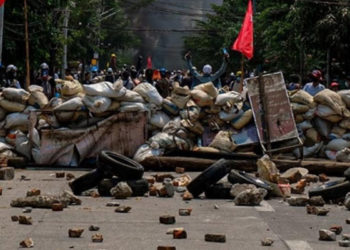 Myanmar'da darbe karşıtları ile çıkan çatışmada 40 asker öldü, 12 polis isyancılara katıldı