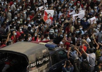 Myanmar’da darbeciler 125 bin öğretmen ve 20 bin akademisyeni açığa aldı