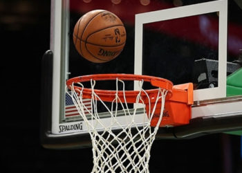 NBA'de son şampiyon Lakers Suns'ı yenerek seriyi 1-1'e getirdi