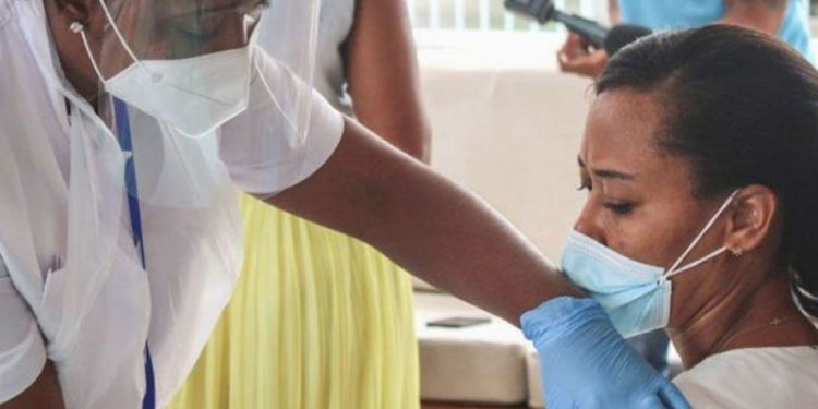 Nüfusunun büyük kısmını aşılayan Seyşeller'de koronavirüs vakaları neden artıyor?