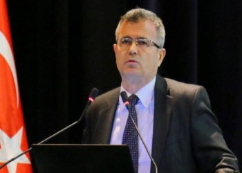 Profesör mikrofonu açık unutunca torpil skandalını ifşa etti