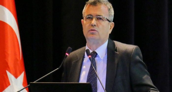 Profesör mikrofonu açık unutunca torpil skandalını ifşa etti