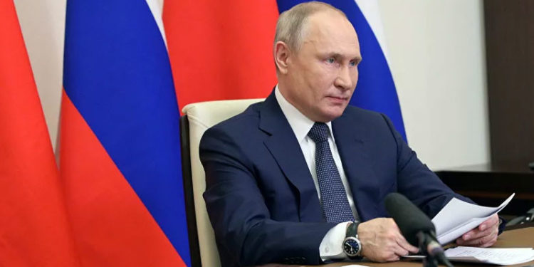 Putin: Rusya'dan bir şeyler 'ısırıp koparmak' isteyenlerin dişlerini kırarız