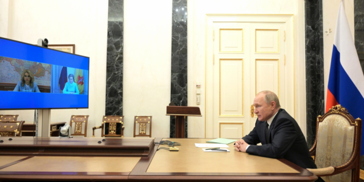 Rus medyası: Putin, aşı olmasına rağmen izolasyonda yaşamaya devam edecek