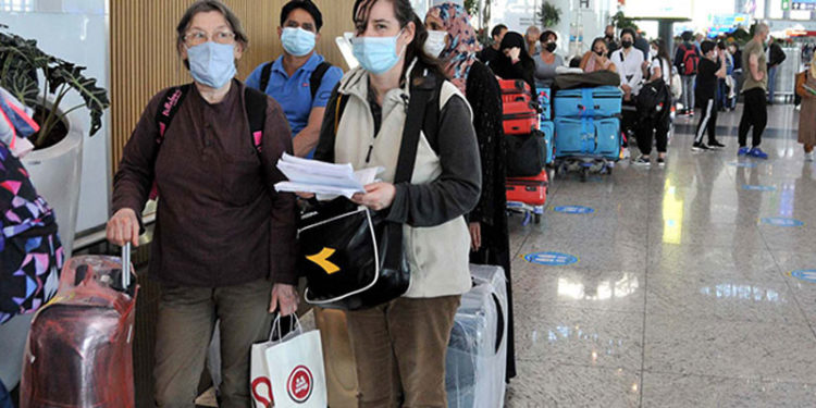 Salgınla birlikte sınırlarını kapatan Avustralya'da, 220 vatandaş bir yıl sonra ülkelerine döndü