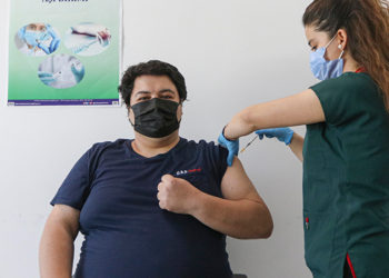 Sağlık çalışanlarının eşleri aşılanmaya başladı