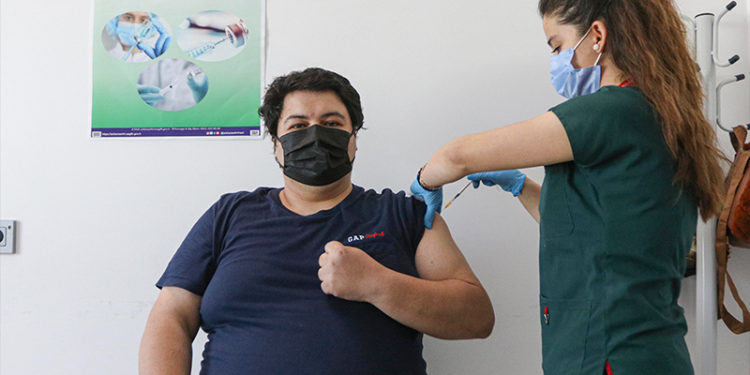 Sağlık çalışanlarının eşleri aşılanmaya başladı