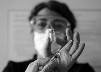 Sağlıkçıların eşleri aşılanmaya başlıyor