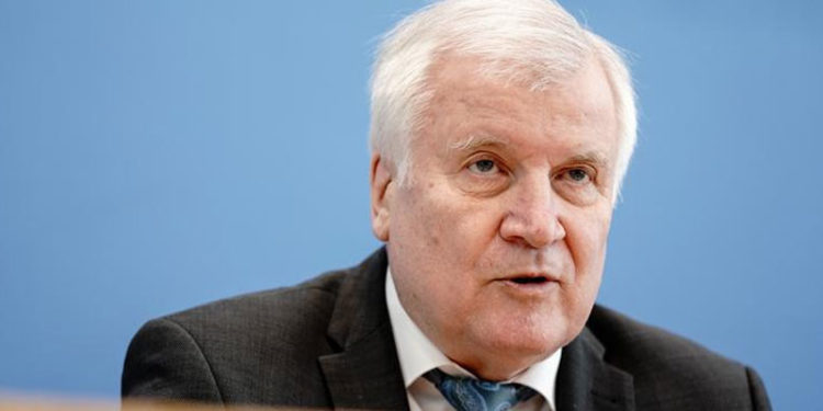 Seehofer'den Avrupa'ya yeni göç dalgası uyarısı