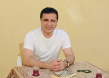 Selahattin Demirtaş’a gülümsediği için yeni kimlik kartı verilmedi