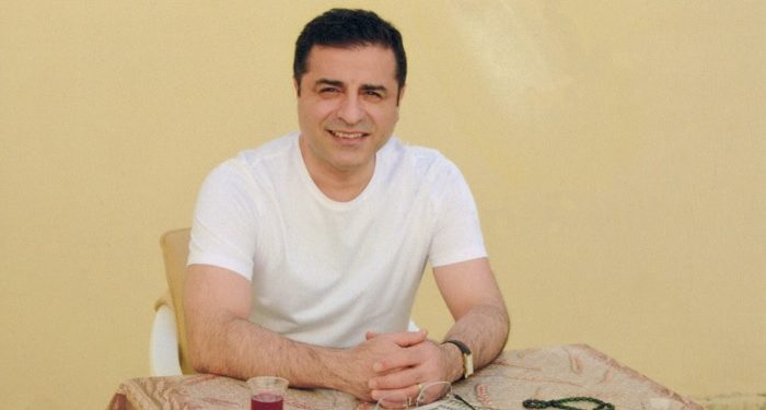Selahattin Demirtaş’a gülümsediği için yeni kimlik kartı verilmedi