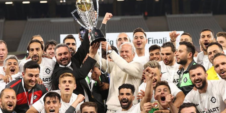 Süper Lig'e yükselen Altay'da bu sezon 3 teknik direktör görev aldı