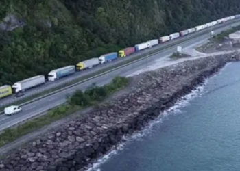 Sınır kapısında 15 kilometrelik tır kuyruğu: 'Bayramı burada geçirdik'