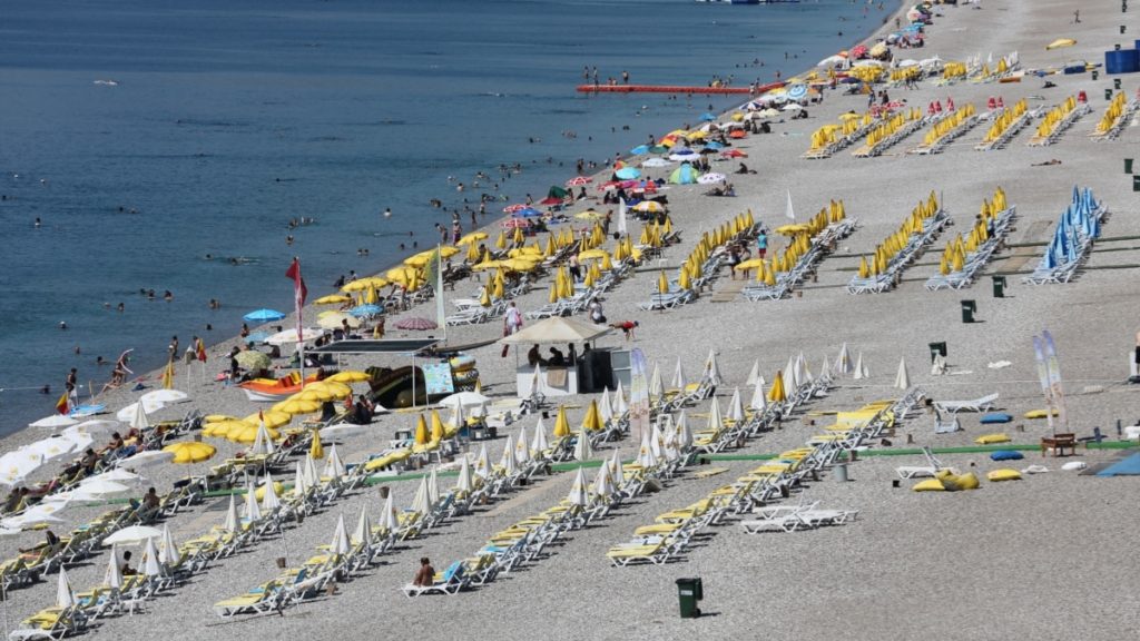 Türkiye’de “Aşılanmış Turizm”den Beklentiler

Türkiye’nin turizm sektör çalışanlarını “Keyfini çıkarın, ben aşılıyım” yazılı maskeler takmış şekilde gösterdiği tanıtım videosu tepkiler üzerine kaldırıldı. Bu yanlış tanıtımın yanısıra diplomatik gerilimlerin etkisine rağmen Avrupa ve Rusya’dan turist bekleniyor