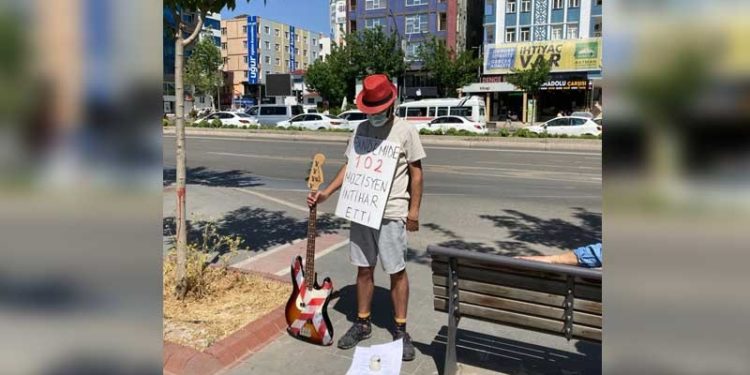 Tek kişilik eylemle intihar eden müzisyenlere dikkat çeken müzisyene gözaltı